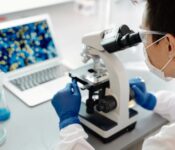 Een recruiter bespreekt met kandidaten de mogelijkheden binnen de life sciences sector.