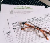 Een kleine ondernemer die zijn administratie bijhoudt met behulp van een zakelijke rekening en software-integraties.
