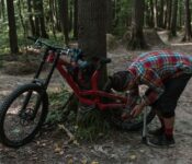 Verschillende soorten fietspompen voor diverse fietsen, zoals handpompen en accupompen, in een overzichtelijke setting.